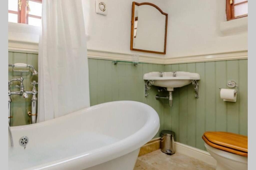 The Cow House - In The Heart Of Whitby Villa Exteriör bild
