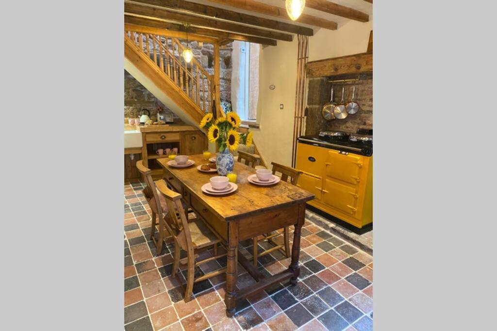 The Cow House - In The Heart Of Whitby Villa Exteriör bild