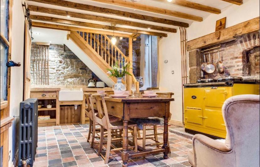 The Cow House - In The Heart Of Whitby Villa Exteriör bild